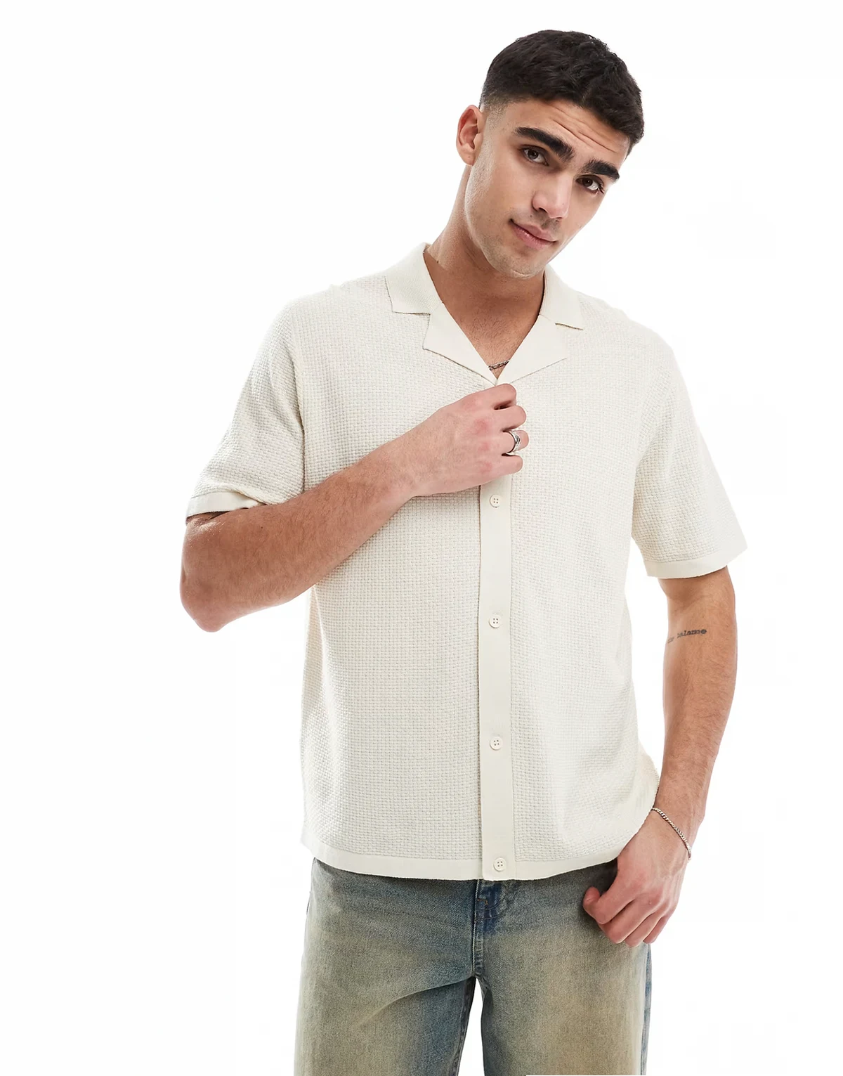 – Durchgeknöpftes, gestricktes Polohemd in Beige mit Reverskragen