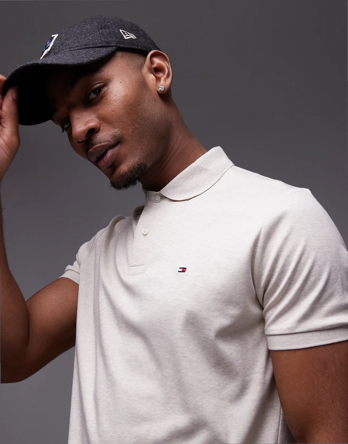 – Jasnobeżowa bawełniana koszula polo o regularnym kroju