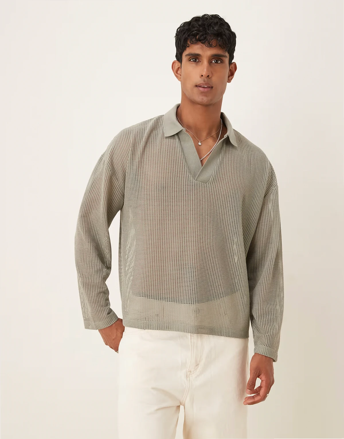 – Kastiges Oversize-Polohemd aus weitmaschigem Netzstoff in Khaki mit überschnittener Schulter