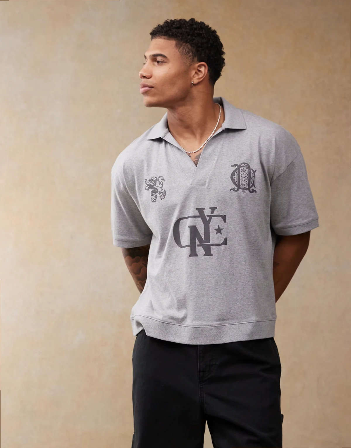 – Kastiges Oversize-Polohemd in Grau mit Sport-Grafikprint