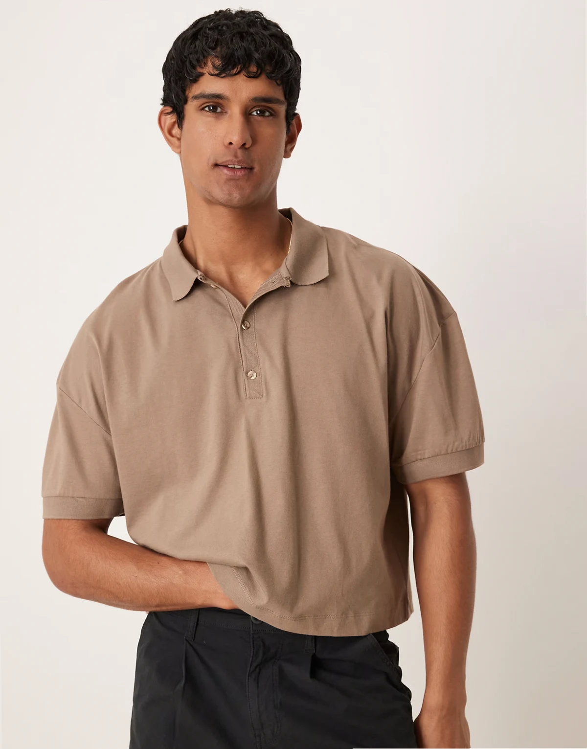 – Oversize-Polohemd in Steinbeige mit überschnittenen Schultern