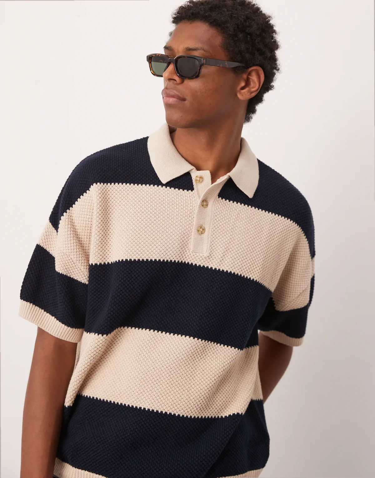 – Strukturiertes Oversize-Polohemd aus Strick mit marineblauen Streifen