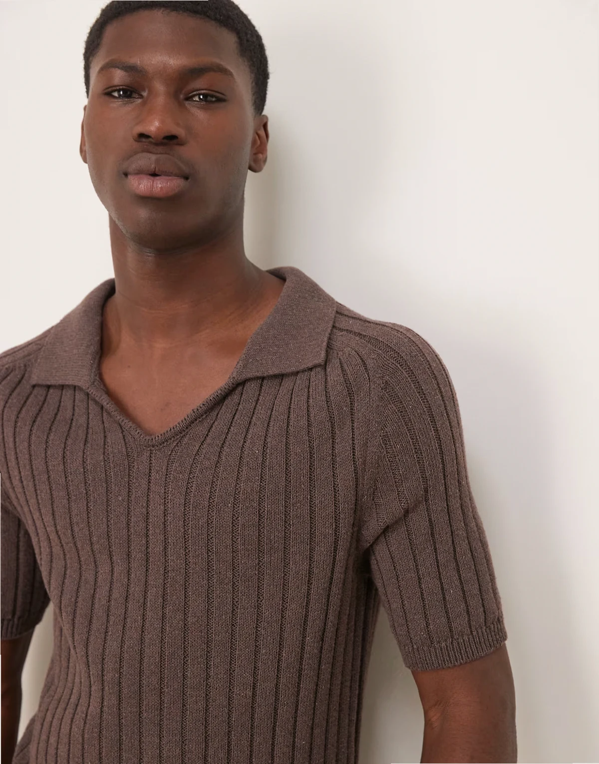 – Kastiges Muskelshirt aus Rippstrick in Braun mit Polokragen