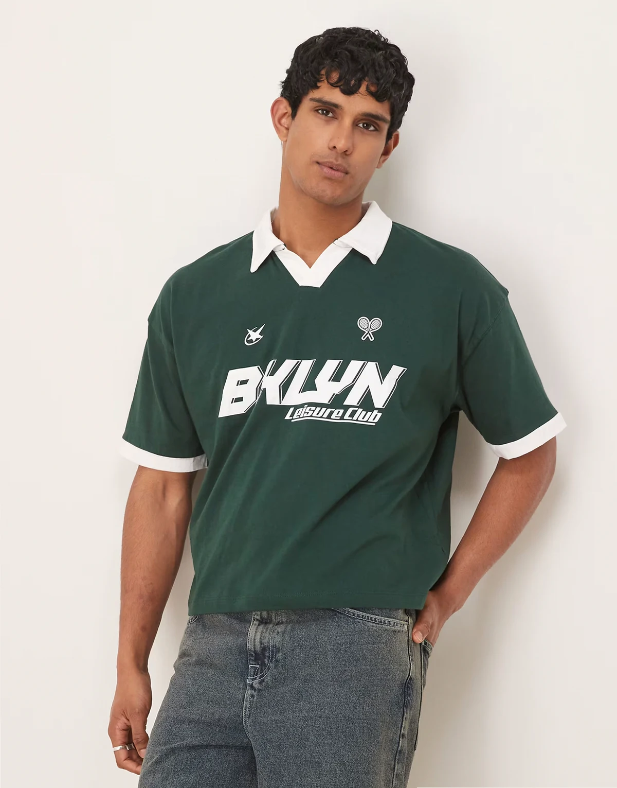 – Kastiges Oversize-Polohemd in Dunkelgrün mit Sport-Prints