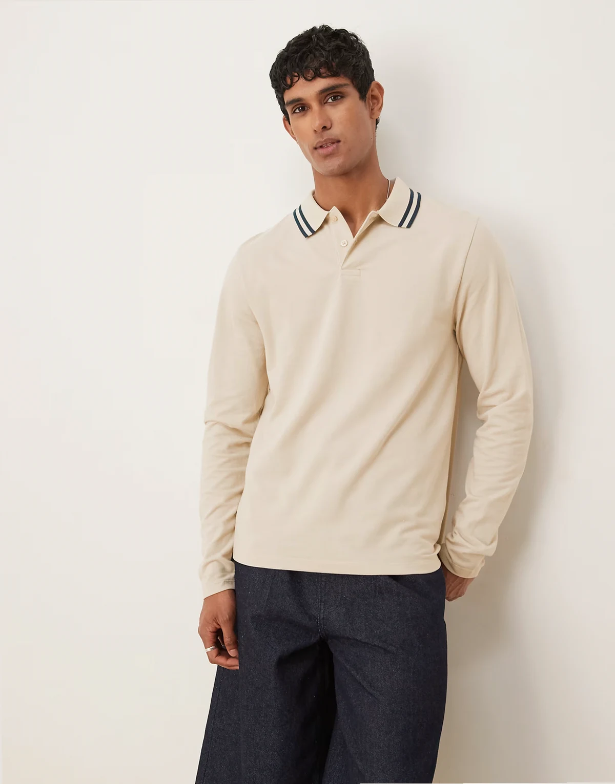 – Langärmliges Basic-Polohemd aus Pikee in Steinbeige mit marineblauen Zierstreifen