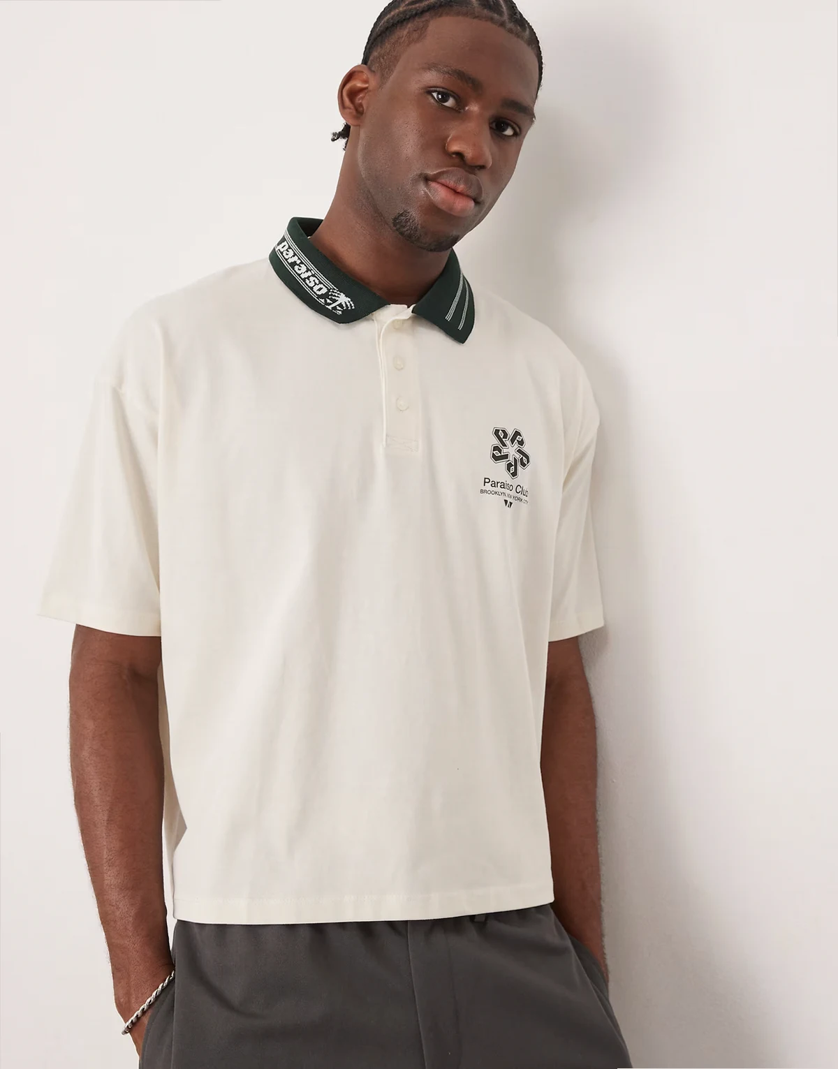 – Kastiges Oversize-Polohemd in Wollweiß mit Sportkragen