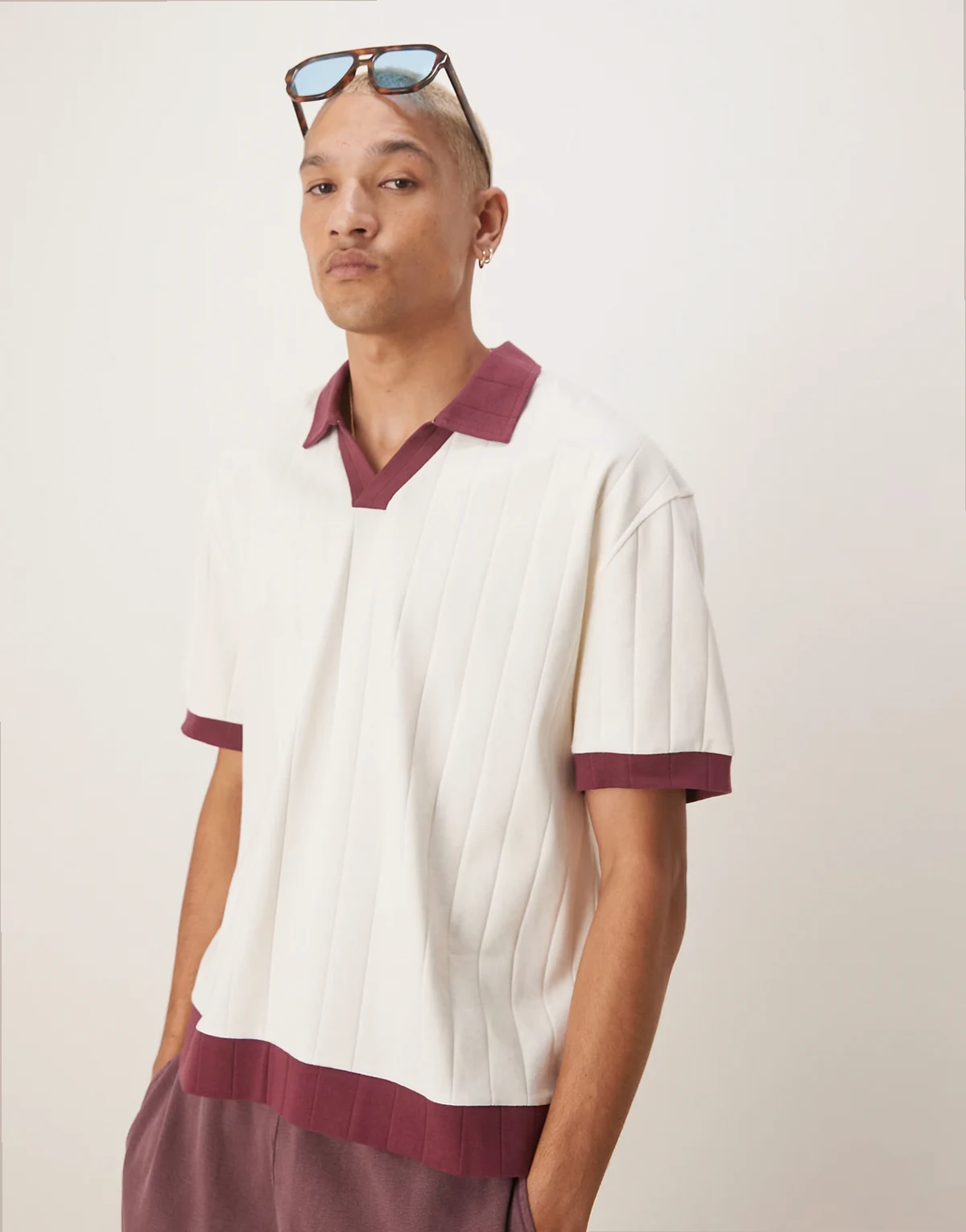 – Geripptes, kastiges Relaxed-Fit-Polo-T-Shirt in Creme mit Kontrastkragen