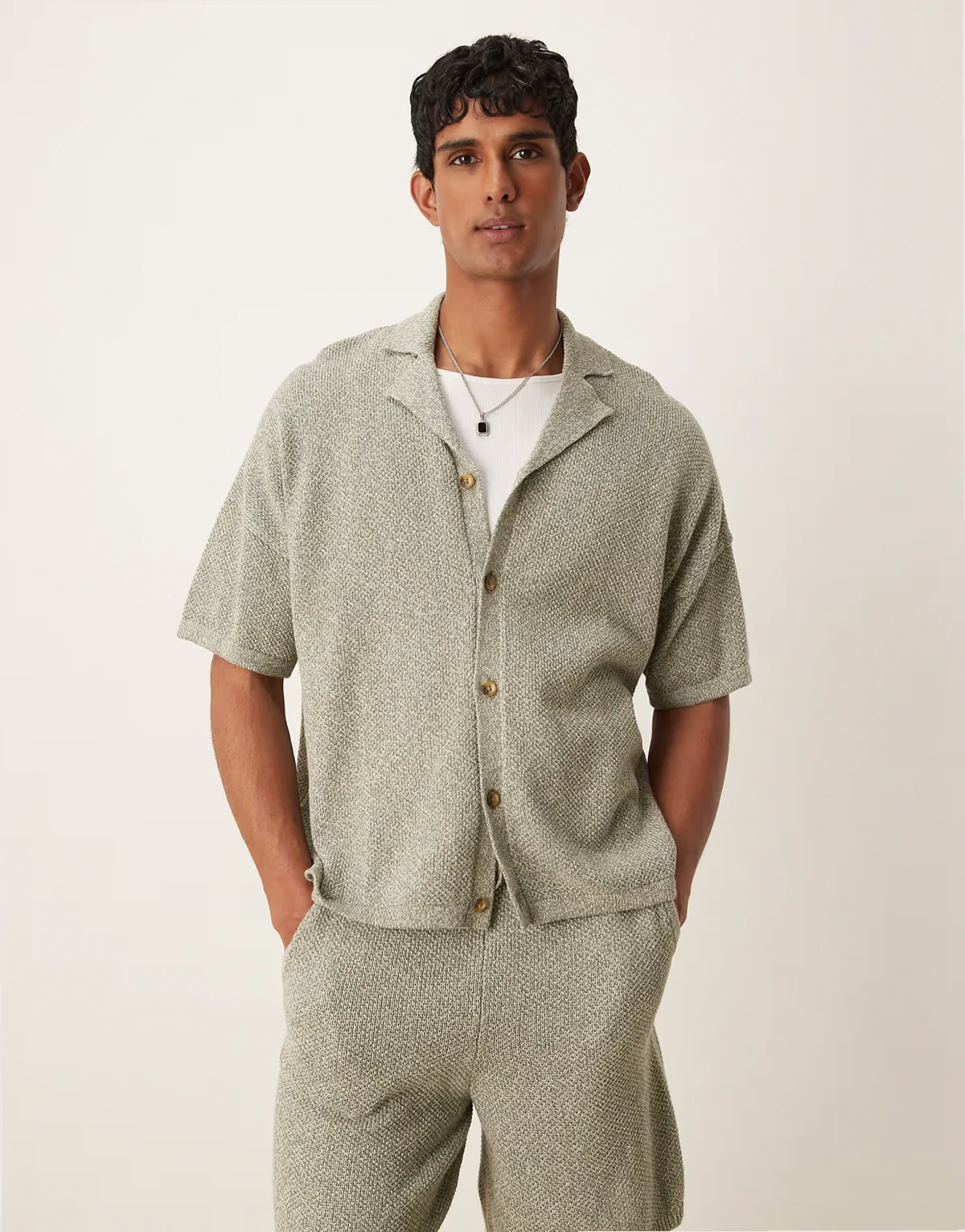 – Oversize-Polohemd aus Strick in Salbeigrün mit Reverskragen und Knopfleiste, Kombiteil