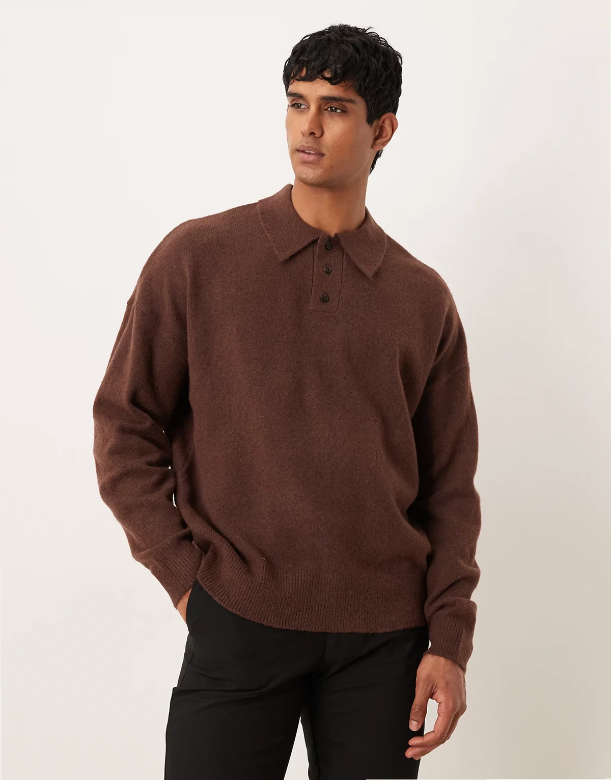 – Angerauter Oversize-Strickpullover in Braun mit Polo-Kragen
