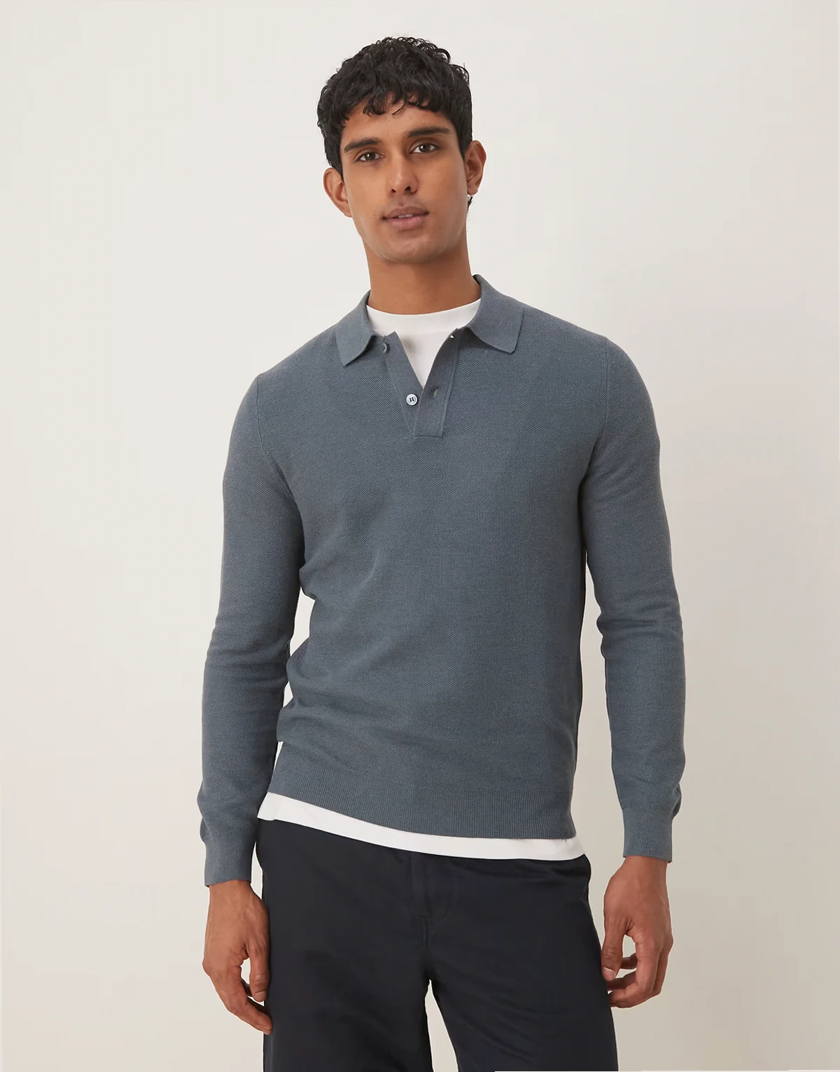 – Szary dzianinowy top z mieszaki bawełny z kołnierzykiem polo i długimi rękawami
