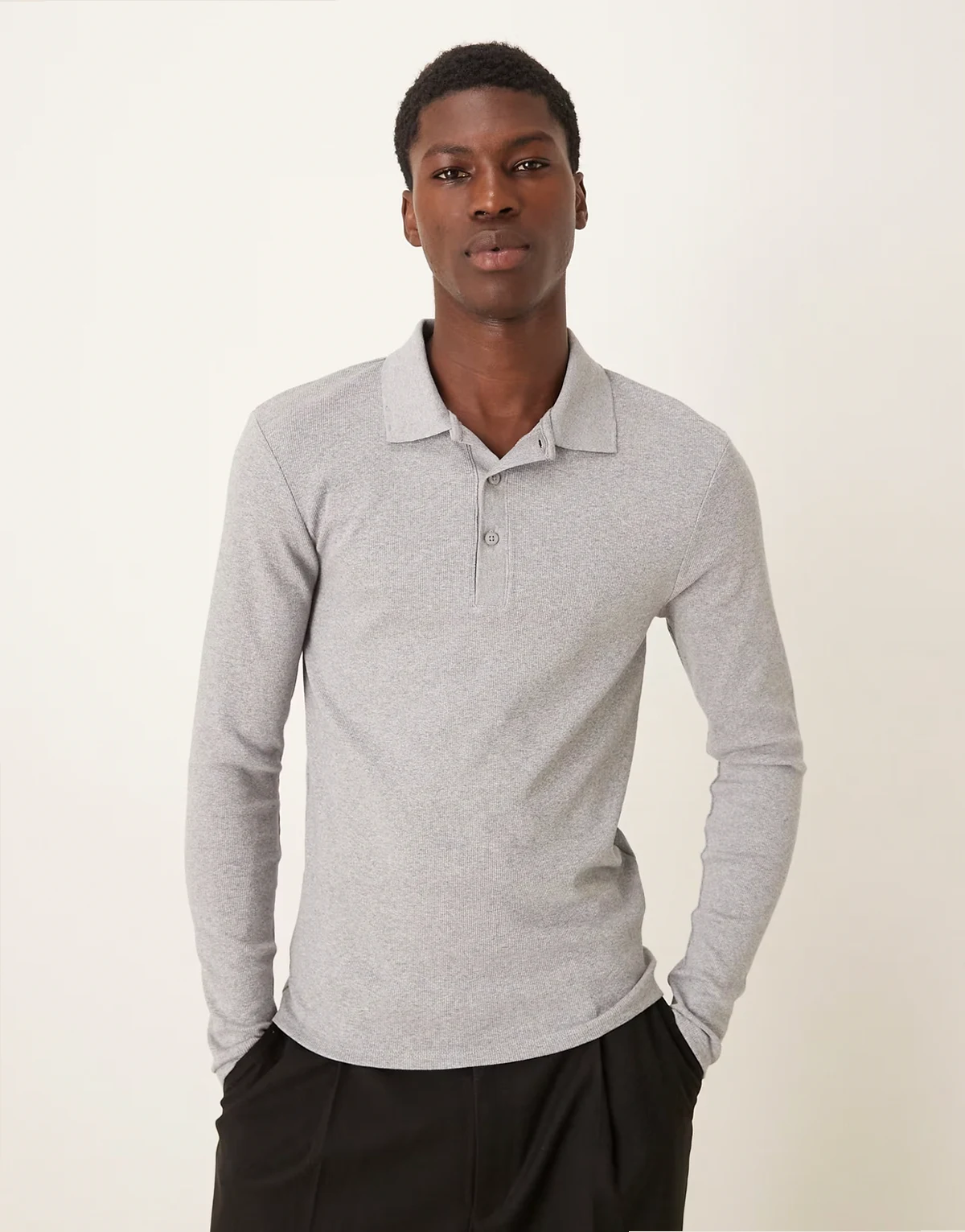 – Langärmliges, geripptes Muskelshirt aus schwerem Material in meliertem Grau mit Polokragen