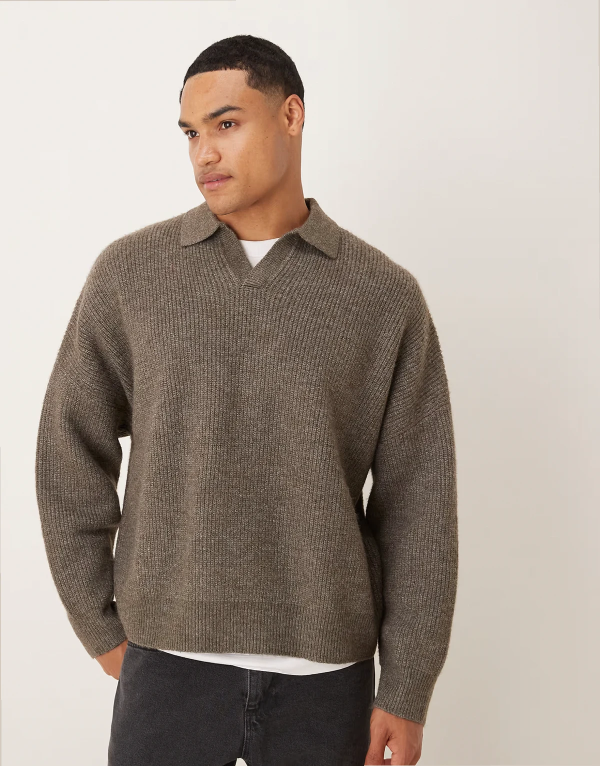 – Gerippter Grobstrick-Pullover in Braun meliert mit extremer, kastiger Oversize-Passform und eingekerbtem Ausschnitt