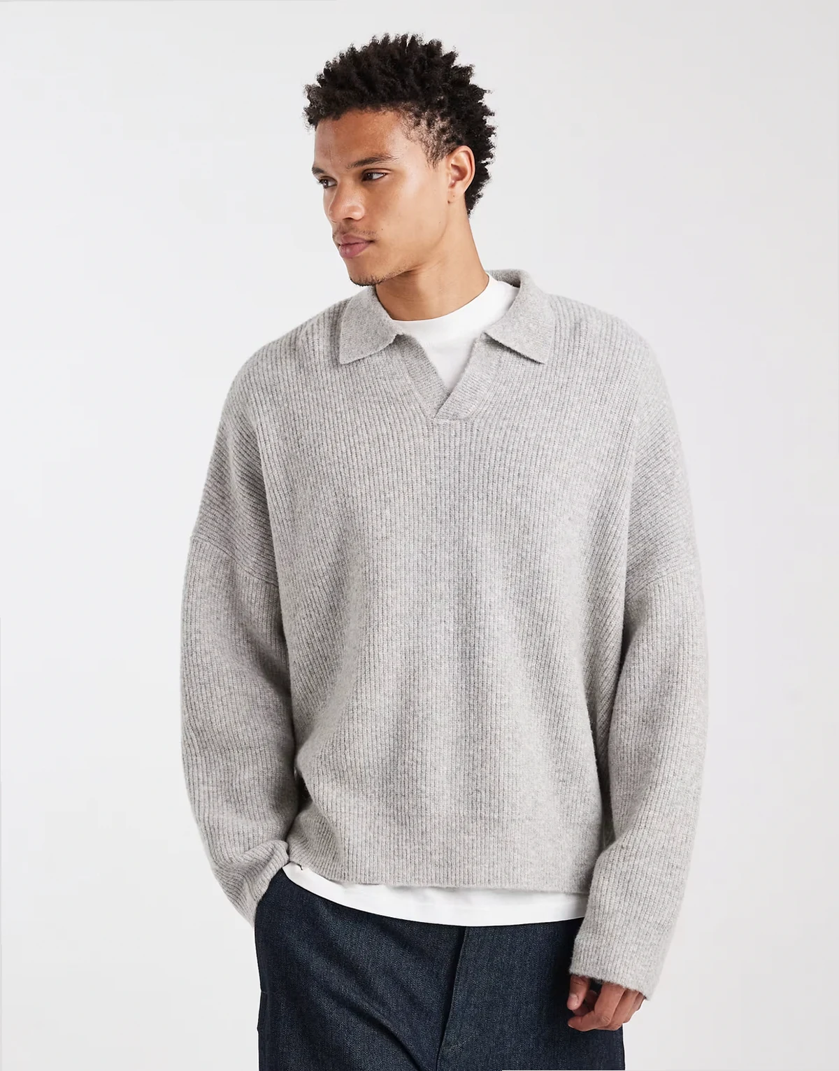 – Gerippter Strickpullover in Hellgrau mit extremer, kastiger Oversize-Passform und eingekerbtem Ausschnitt