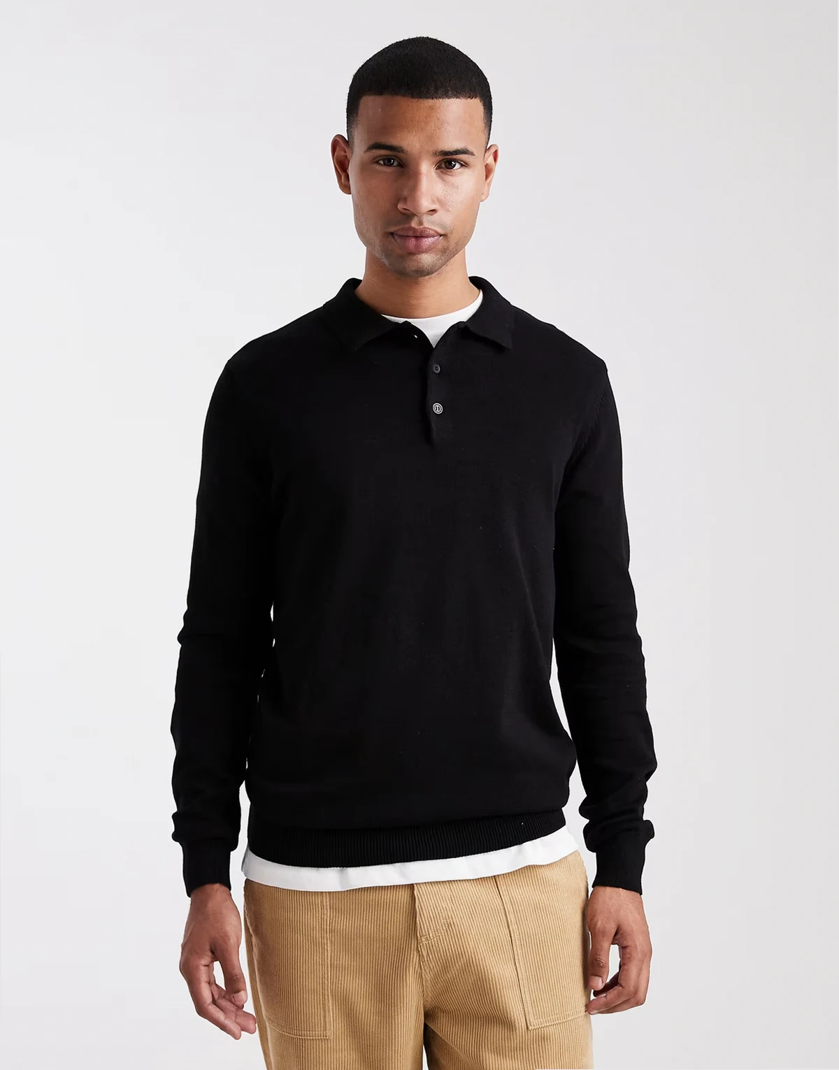 – Czarna koszulka polo z długimi rękawami i plisą z guzikami
