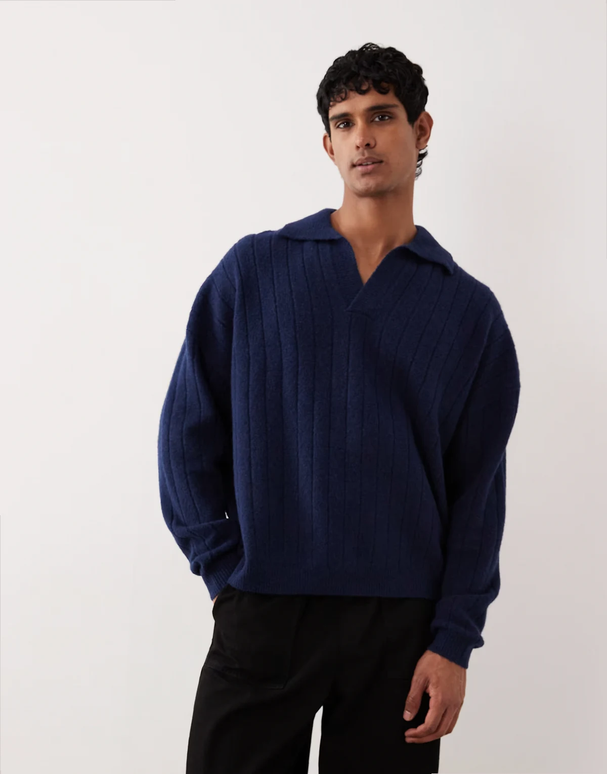 – Langärmliger Oversize-Polopullover in Marineblau aus Rippstrick mit eingekerbtem Ausschnitt