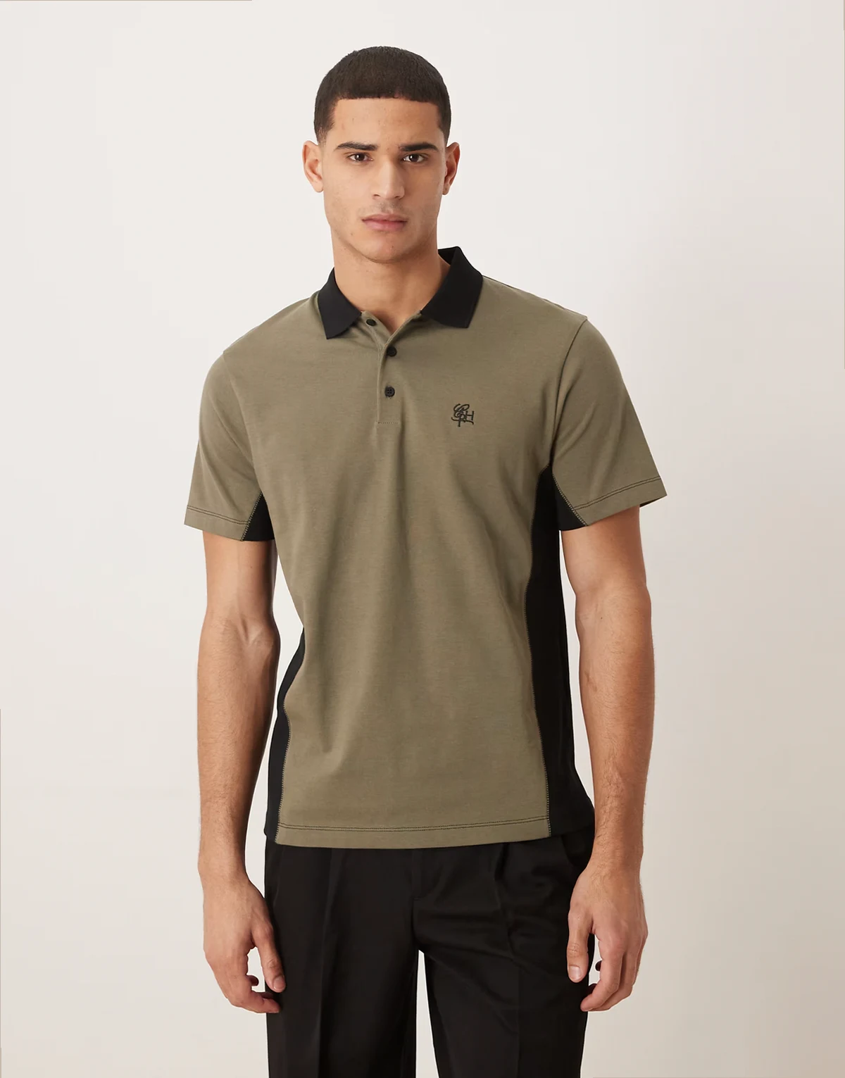 – Schweres T-Shirt in Khaki mit Polokragen, Einsätzen und Stickerei auf der Brust