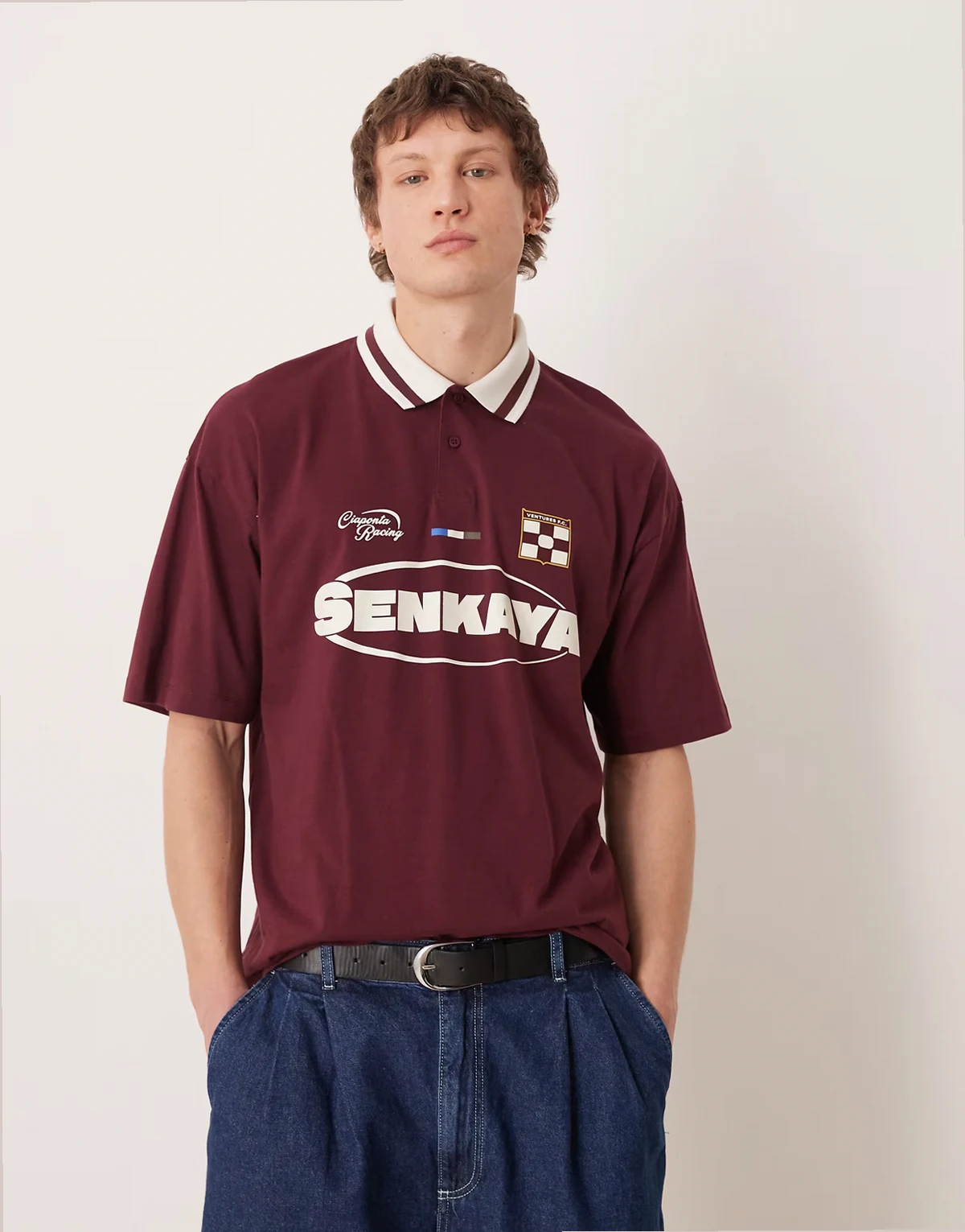 – Oversize-Polo-T-Shirt in Burgunderrot mit Fußball-Grafikprint