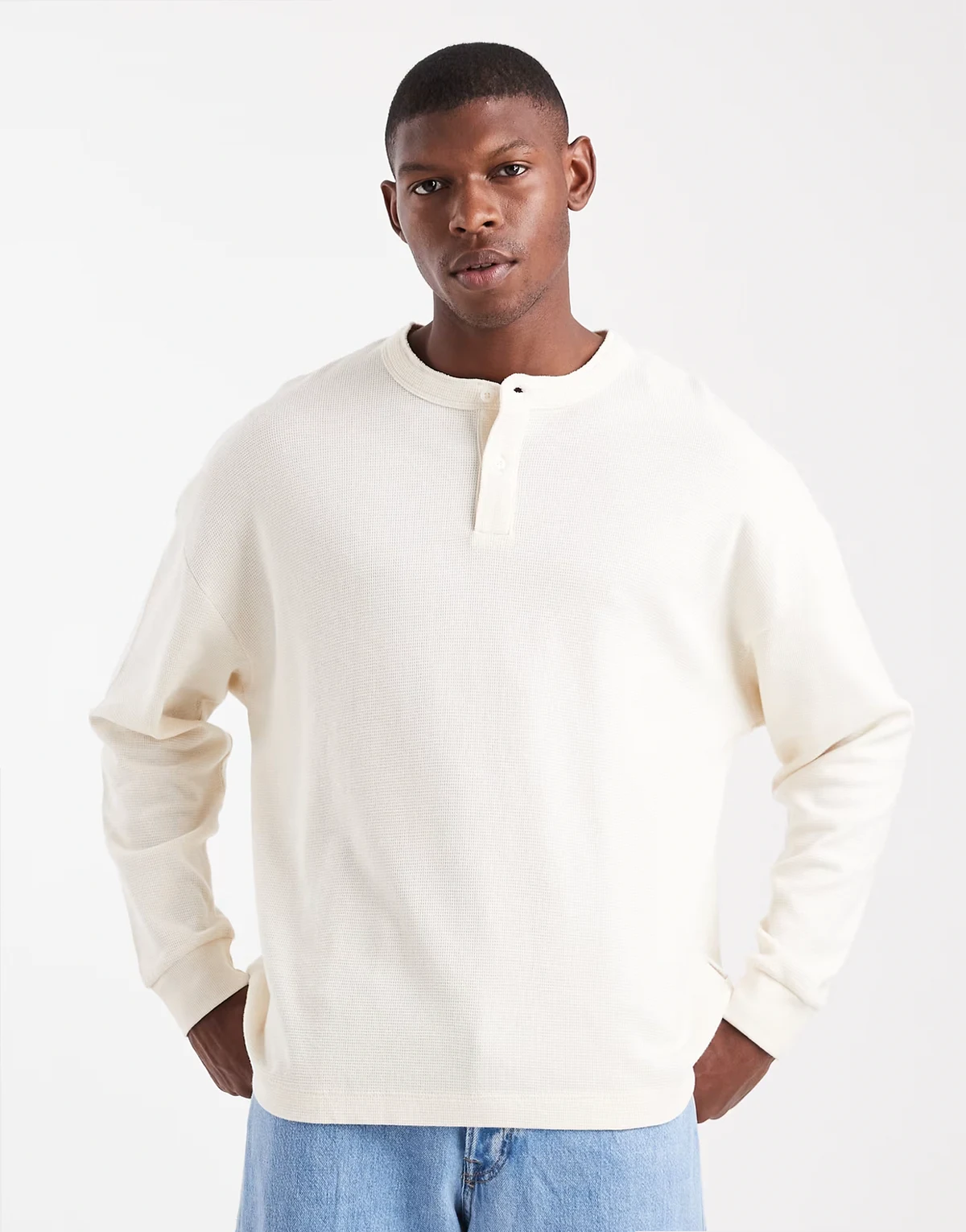– T-shirt oversize o waflowej fakturze z długimi rękawami i dekoltem henley w kolorze złamanej bieli
