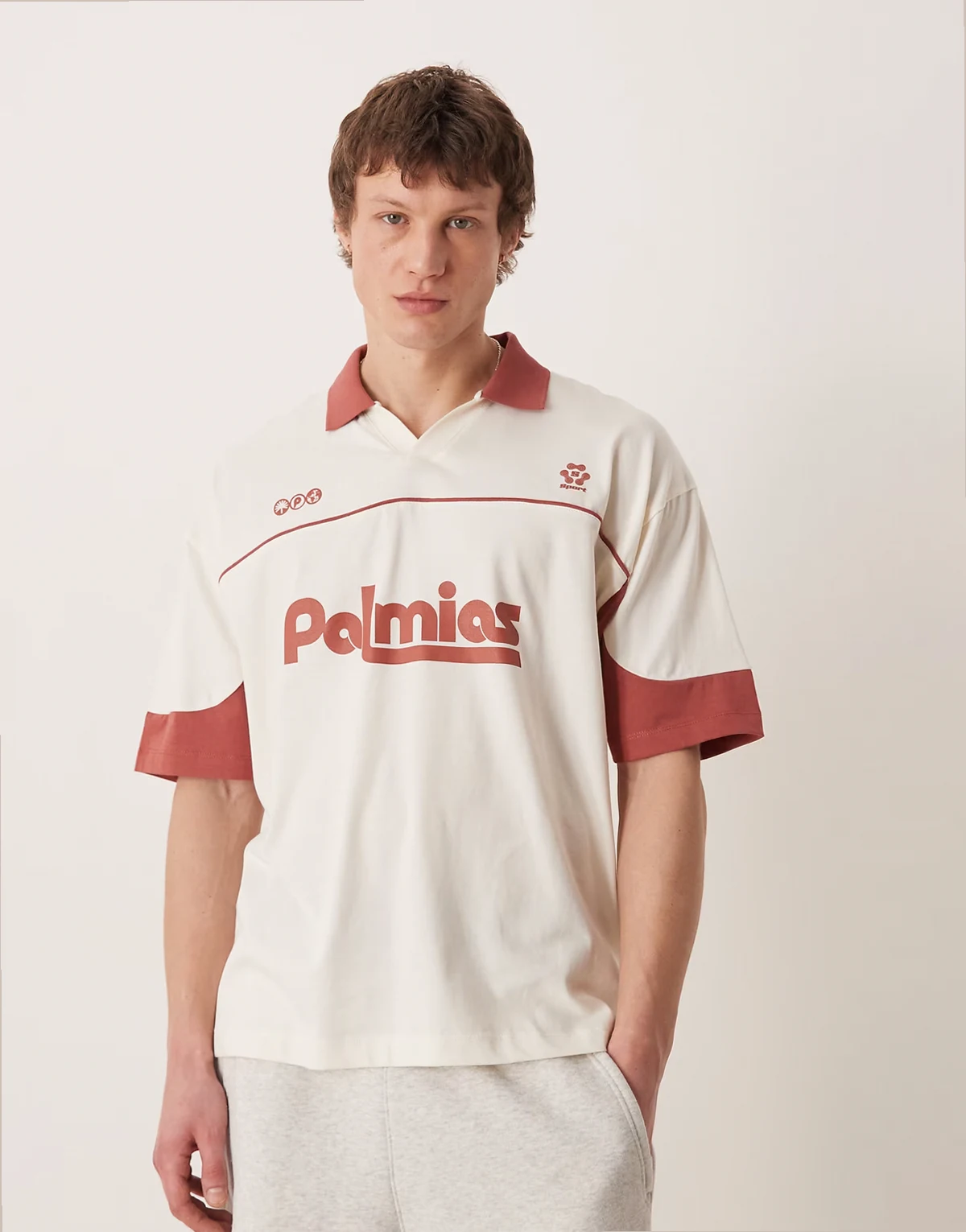 – Oversize-Polohemd in Wollweiß mit Fußballgrafik in Braun