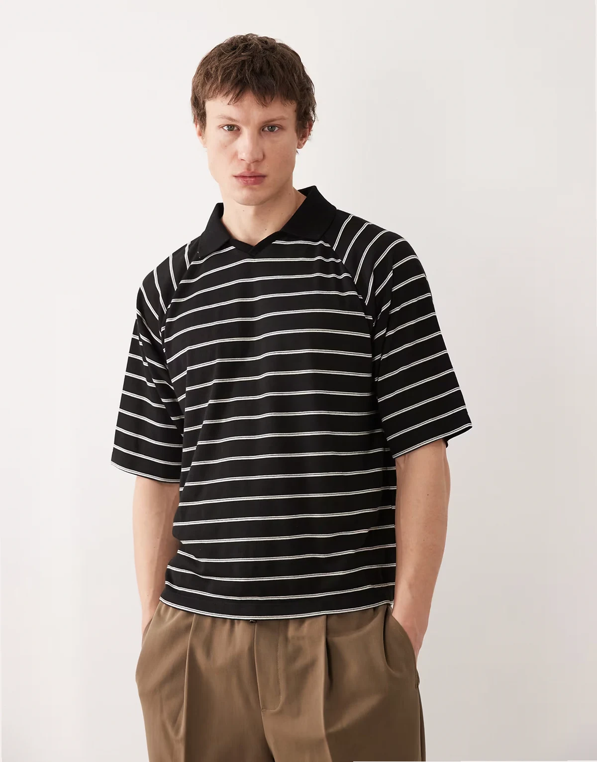 – Kastiges Oversize-Polohemd in Schwarz mit Streifen