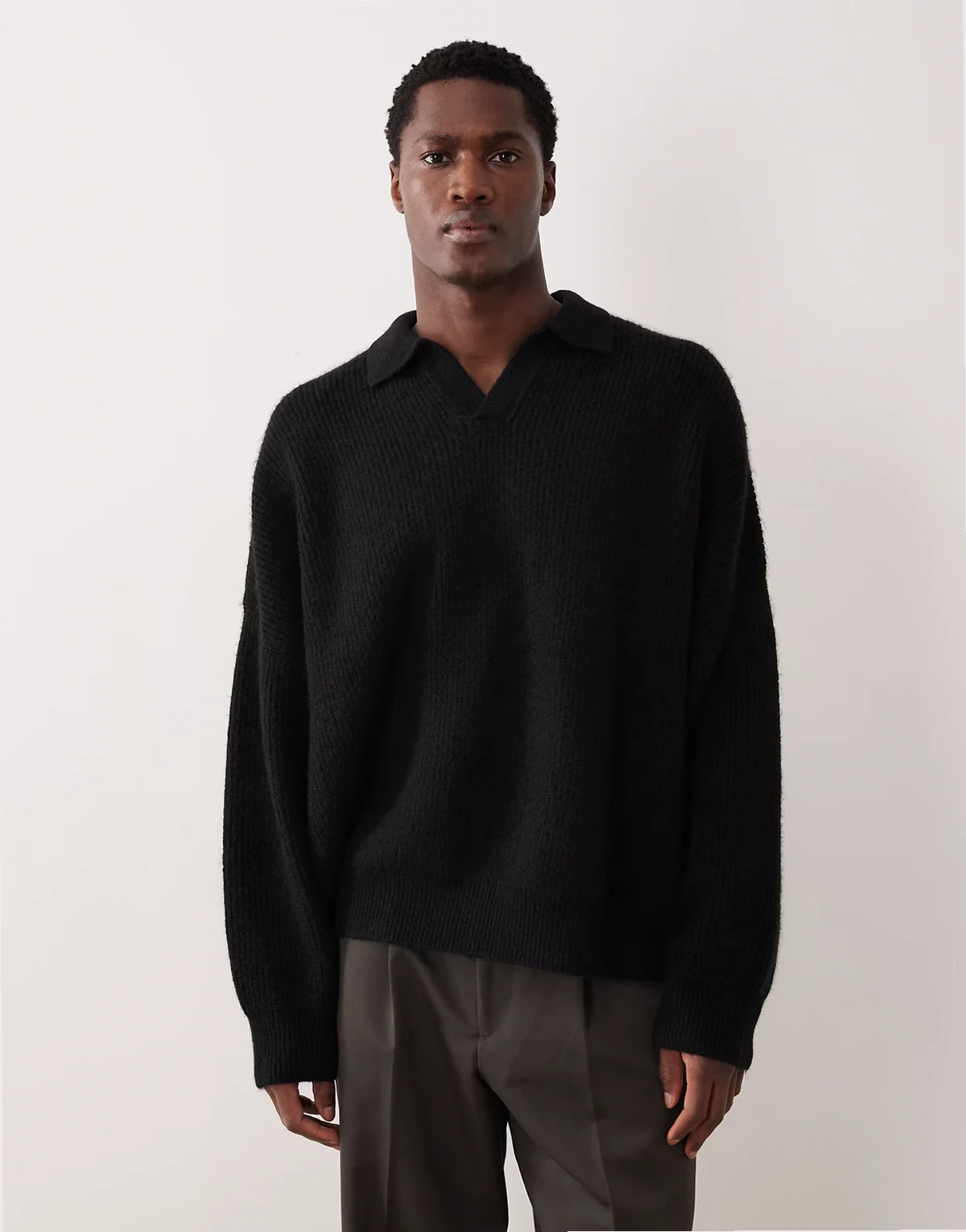 – Strickpullover in Schwarz mit Patentmuster, extremer, kastiger Oversize-Passform und eingekerbtem Ausschnitt