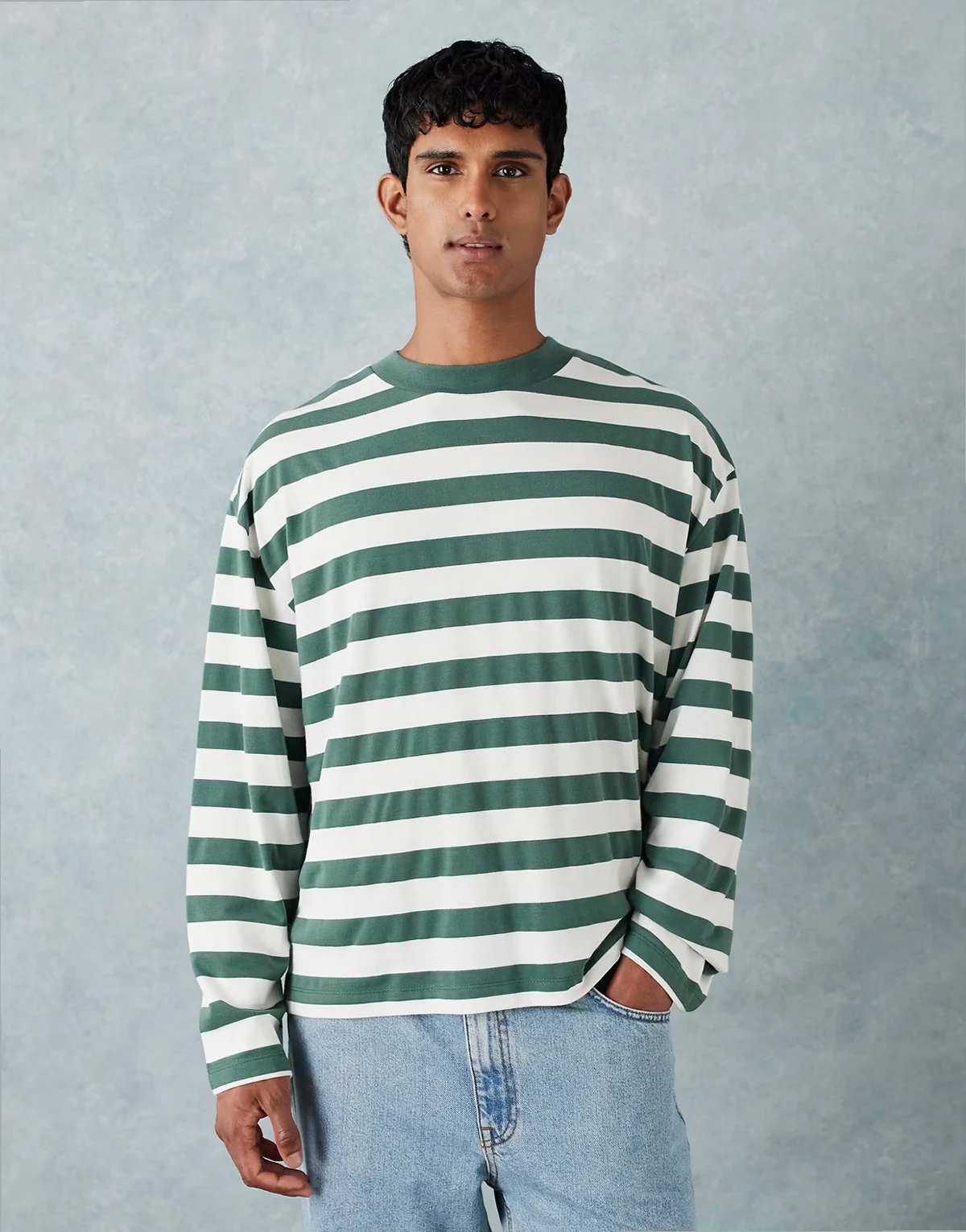 – Gruby zielony T-shirt pudełkowy oversize z długimi rękawami i efektem sprania w paski