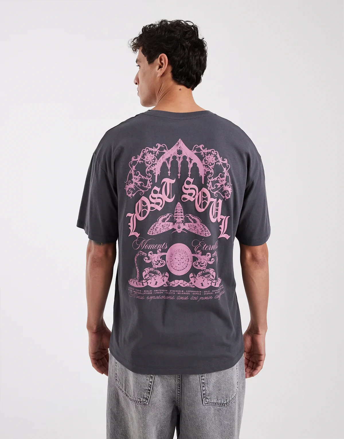 – Grafitowy T-shirt z nadrukiem „Lost Soul“ na plecach