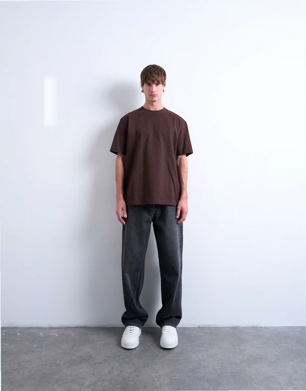 – Czekoladowy T-shirt o luźnym kroju