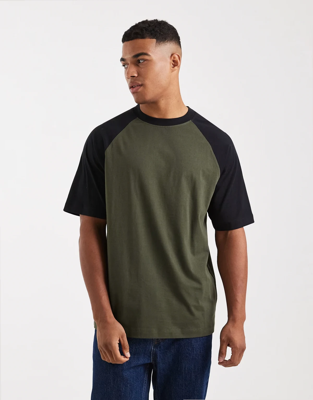 – Raglanowy T-shirt o luźnym kroju w kolorze khaki