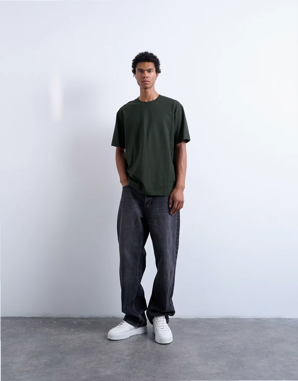 – Ciemnozielony T-shirt o luźnym kroju