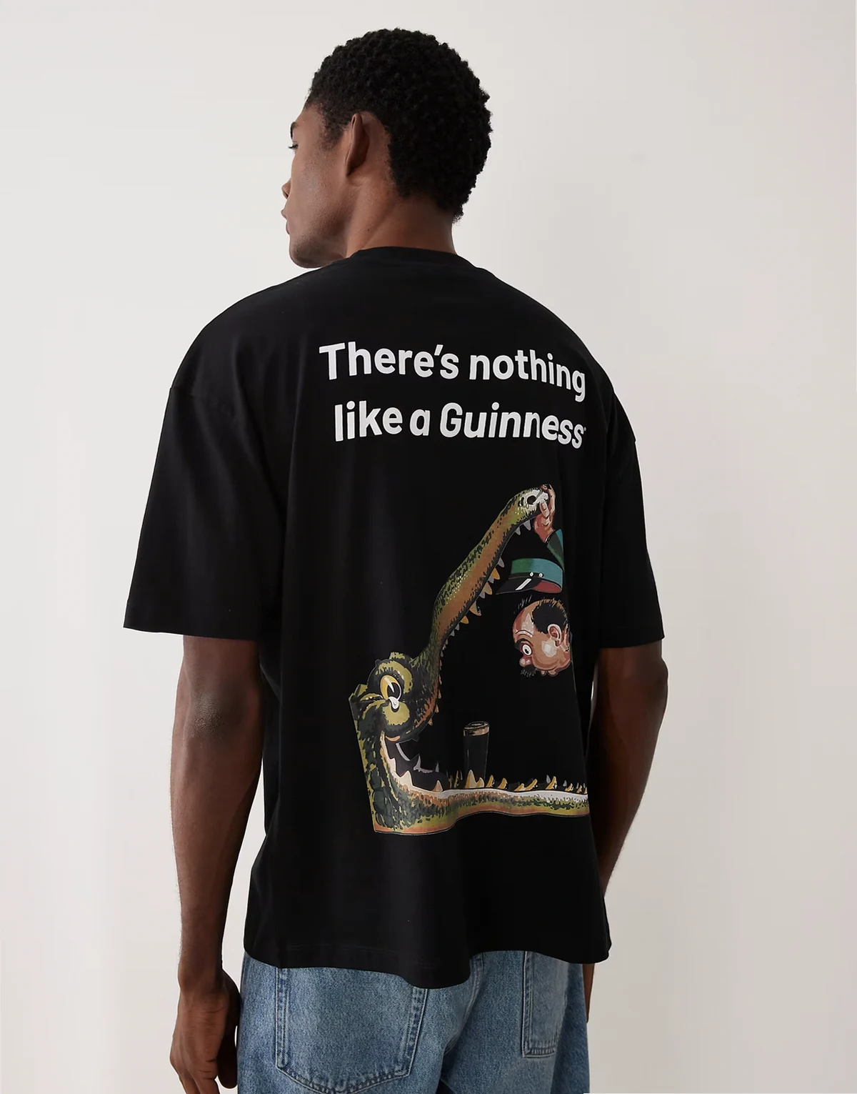 – Czarny T-shirt oversize z nadrukiem Guinness