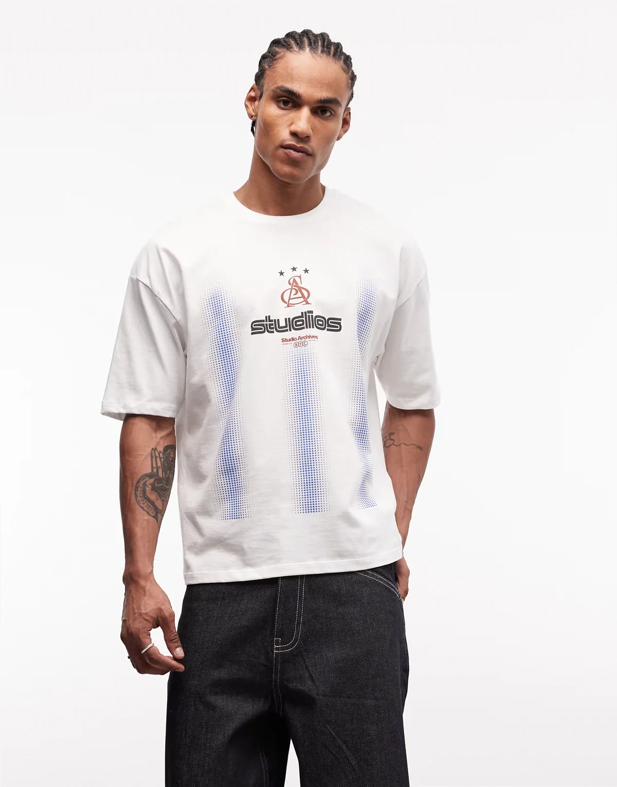 – Biały pudełkowy T-shirt oversize ze wzorem i napisem z przodu