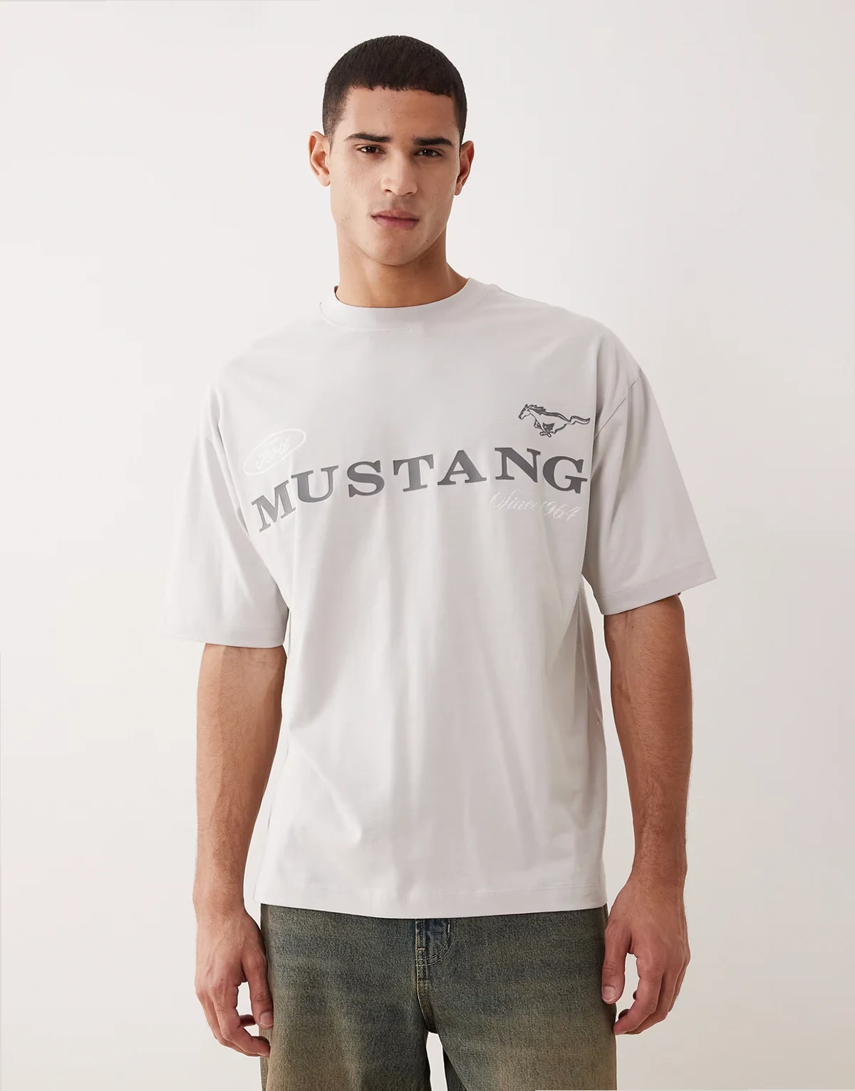 – Szary T-shirt oversize z nadrukiem i napisem Ford Mustang