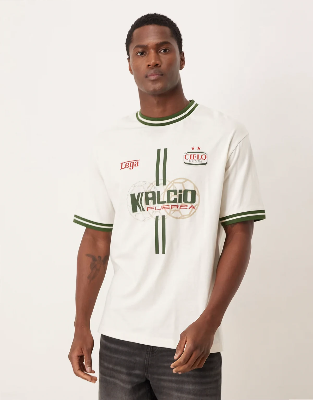 – Luźny T-shirt w kolorze złamanej bieli z lamówkami na mankietach i dekolcie i sportową grafiką