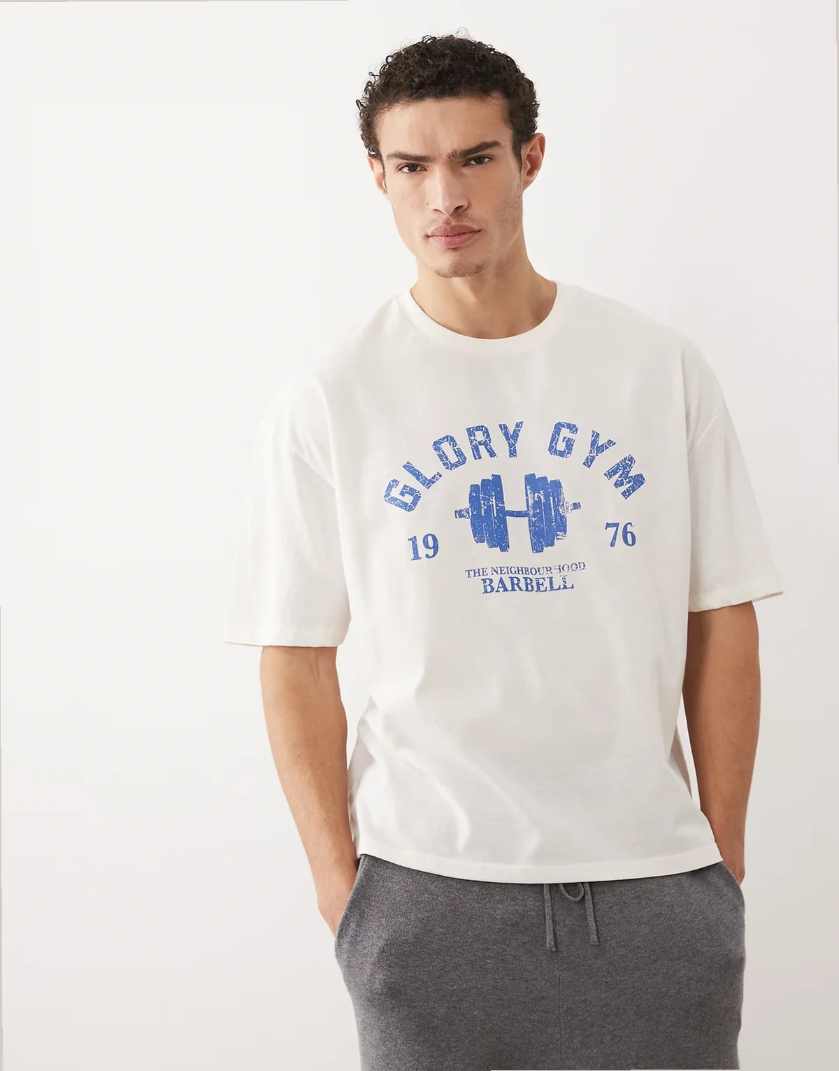 – Kremowy T-shirt o pudełkowym kroju oversize ze grafiką z motywem siłowni