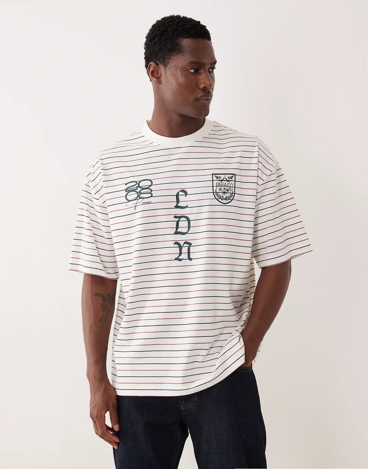 – Kremowy T-shirt oversize w paski z grafiką