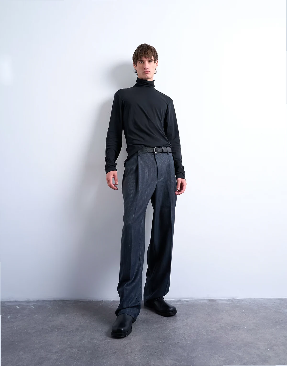 – Czarny, luźny T-shirt z długimi rękawami i odwijanym golfem