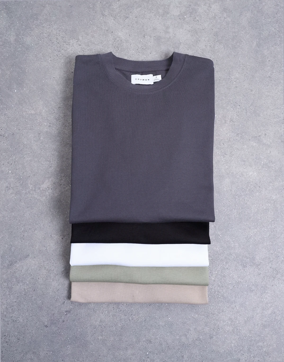 – Zestaw 5 luźnych T-shirtów w kolorach czarnym, białym, beżowym, szarozielonym i grafitowym