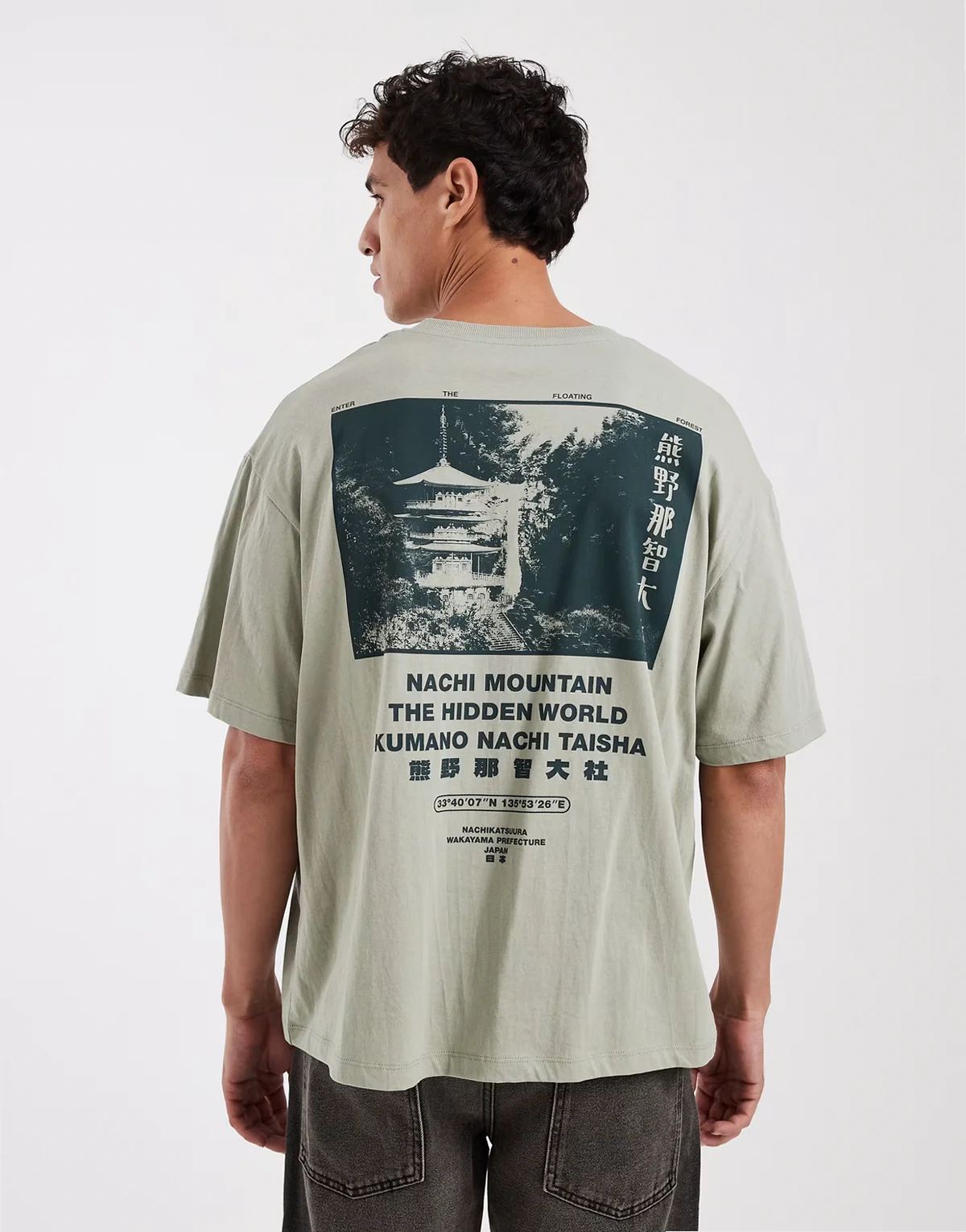 – Szałwiowozielony T-shirt z japońskim nadrukiem na plecach