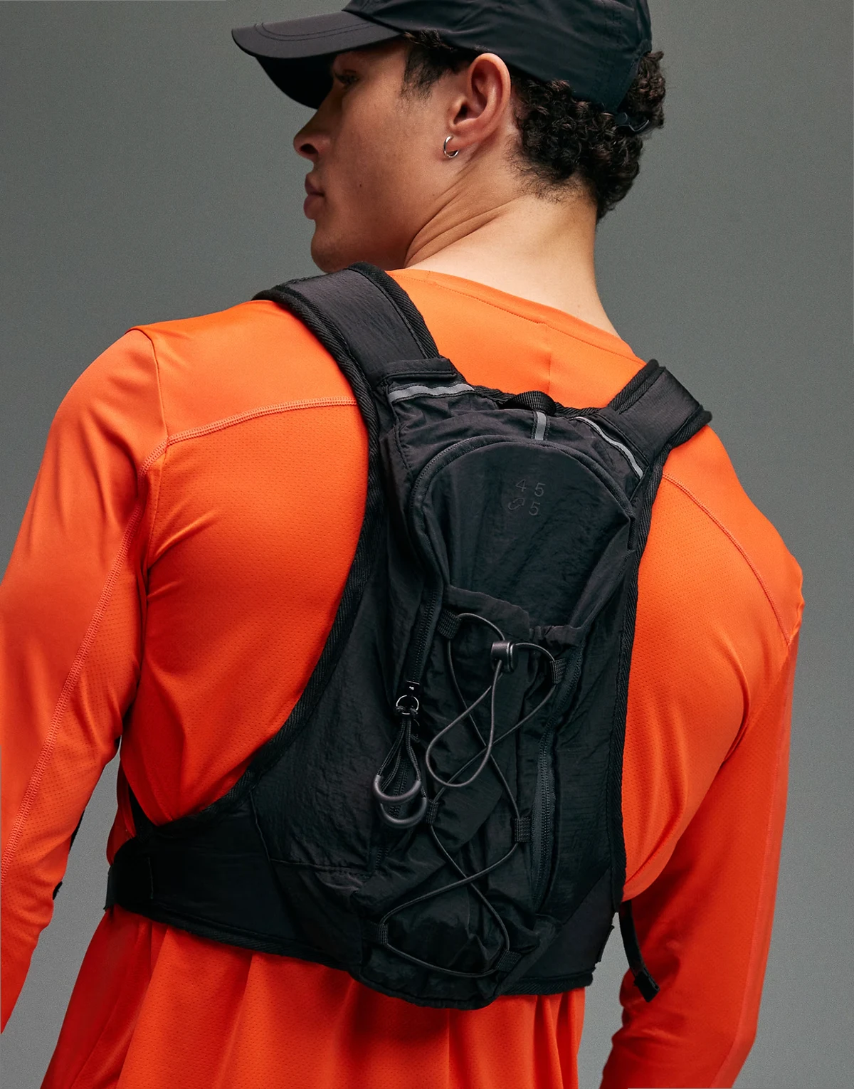 – Hochwertiges, reflektierendes Lauf-Trägertop in Void Schwarz mit Reißverschlusstasche und Trinkflaschenhalter