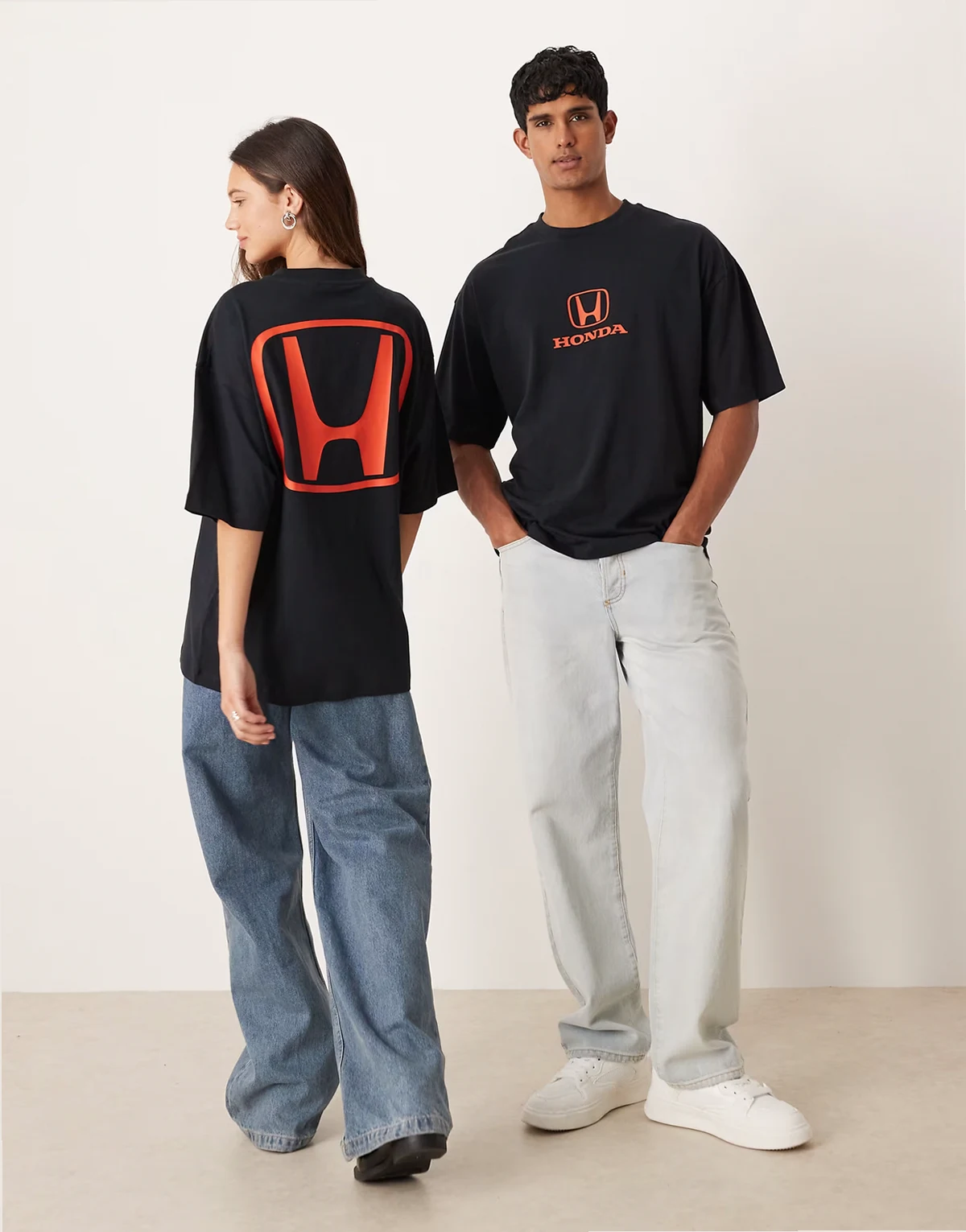 – Czarny T-shirt unisex z materiału interlock o fasonie oversize z nadrukiem Honda