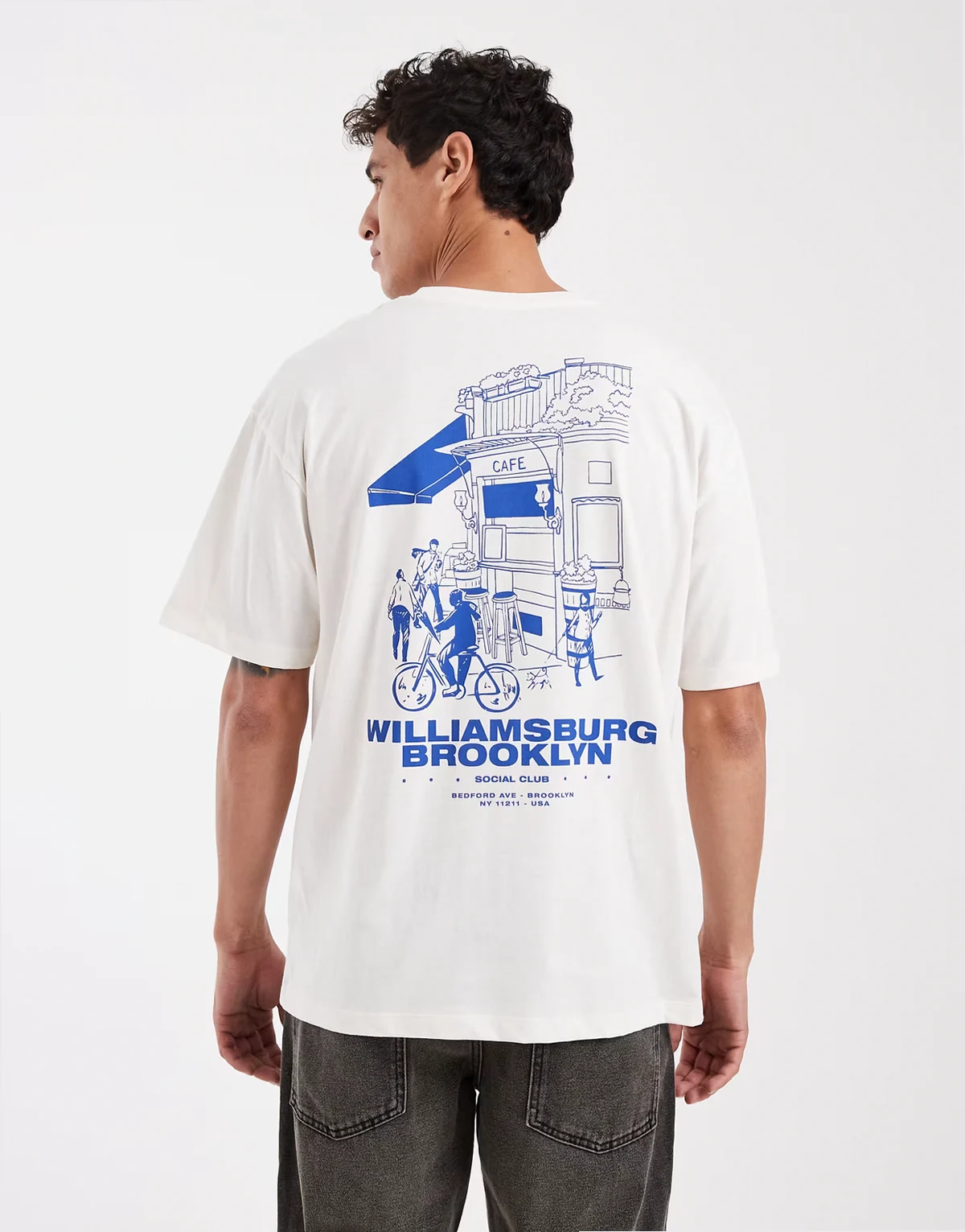 – Biały T-shirt z nadrukiem „Williamsburg” na plecach