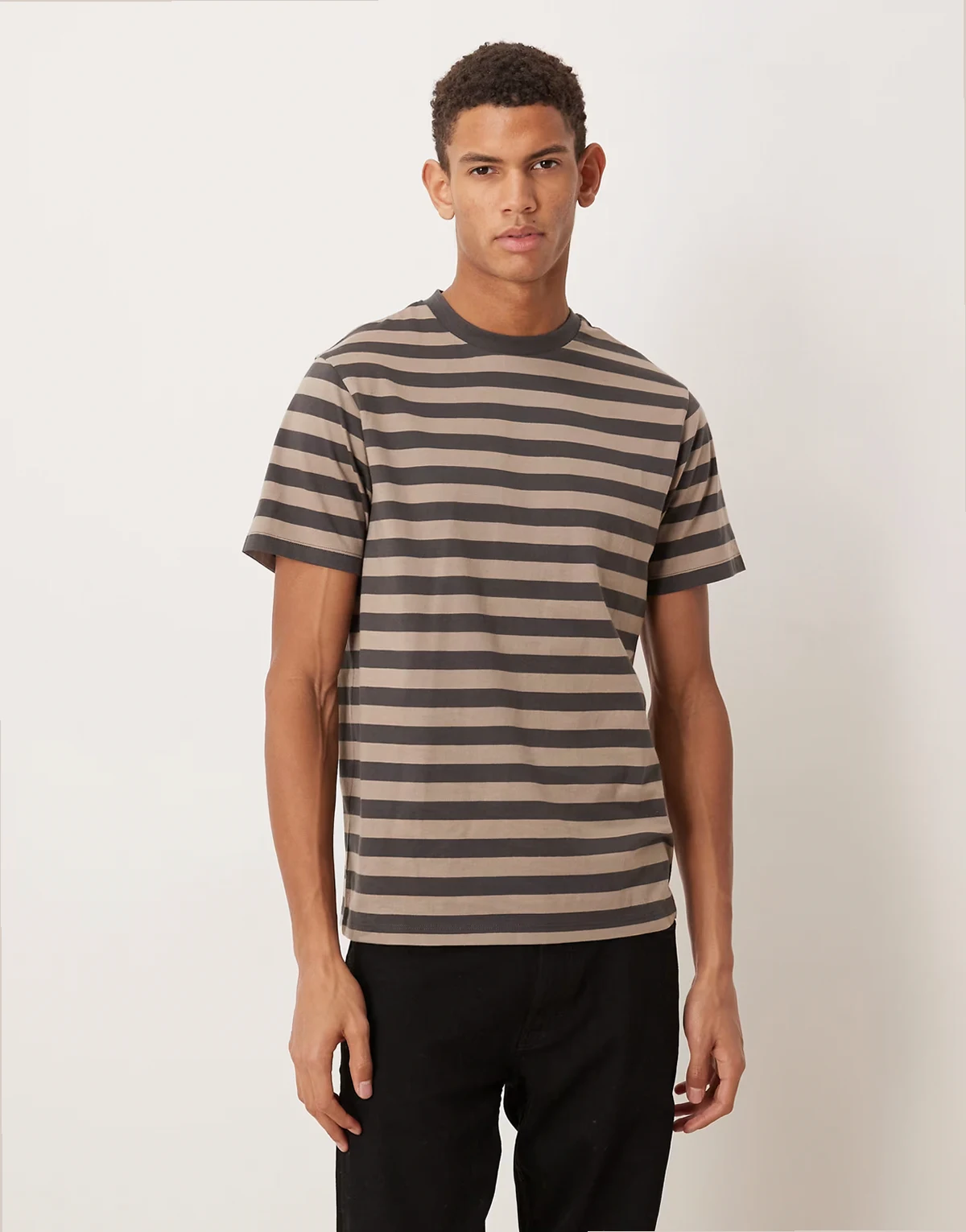 – T-shirt w beżowo-grafitowe paski