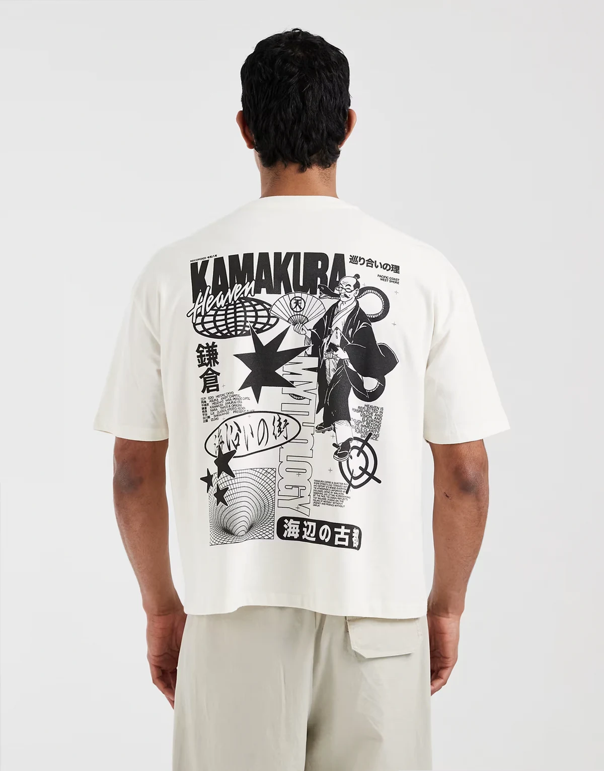 – Kremowy T-shirt oversize o pudełkowym kroju z grafiką z japońskimi motywami