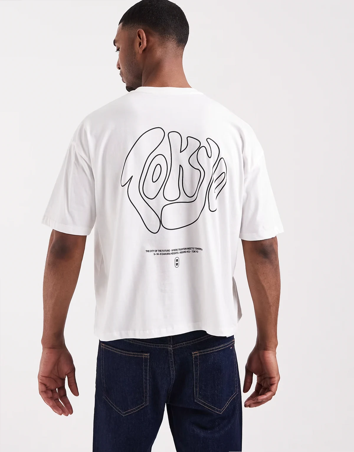 – Biały T-shirt oversize o pudełkowym kroju z napisem „Tokyo”