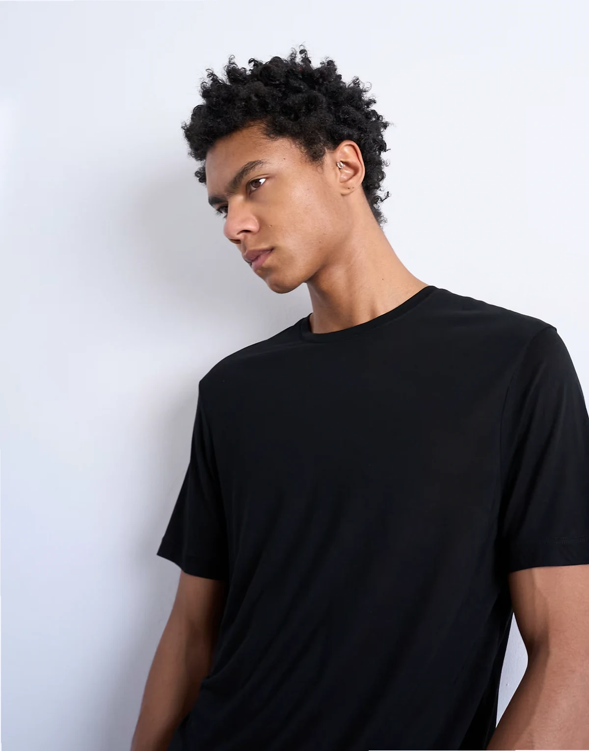 – Czarny prześwitujący T-shirt o klasycznym kroju