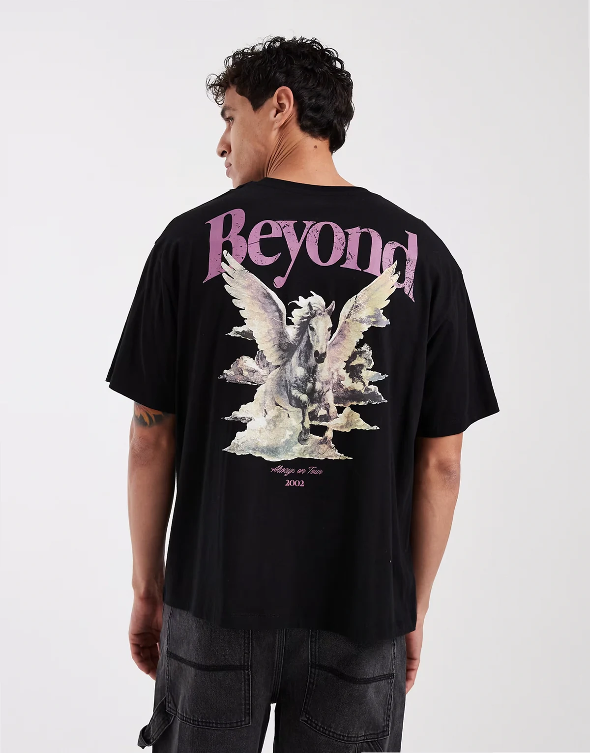 – Czarny T-shirt o pudełkowym kroju z nadrukiem pegaza na plecach
