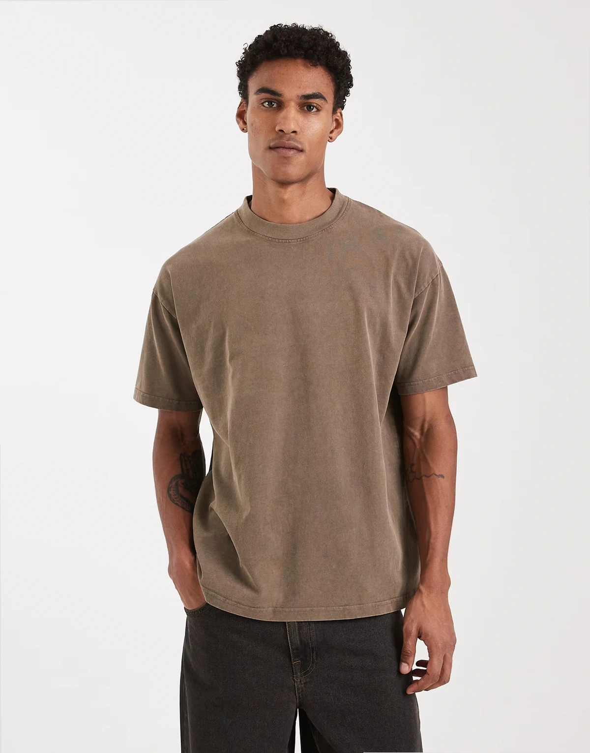 – Szarobrązowy T-shirt oversize o gramaturze 240 g/m² z efektem sprania