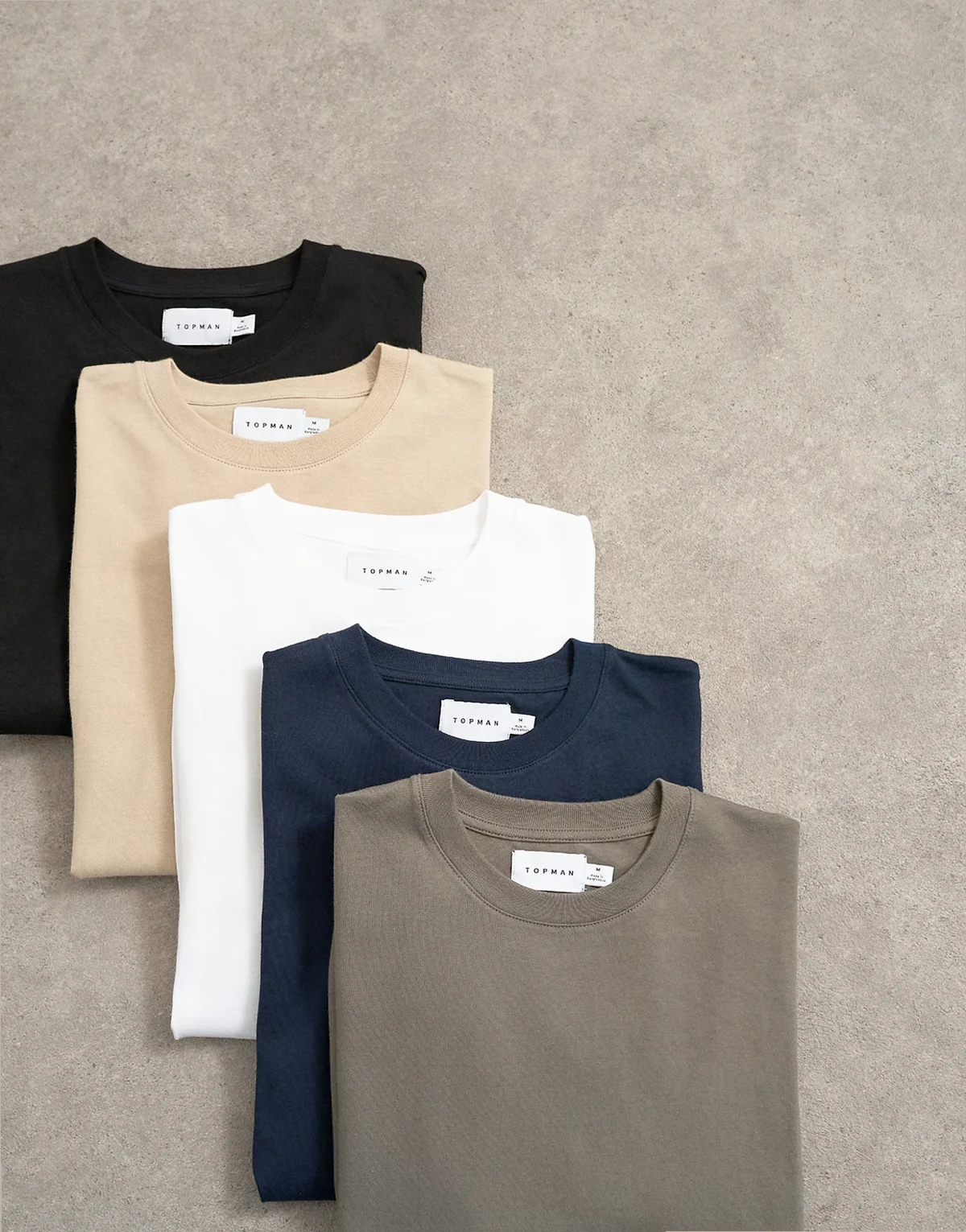 – Zestaw 5 klasycznych T-shirtów w kolorze czarnym, białym, granatowym, oliwkowym i szarobeżowym