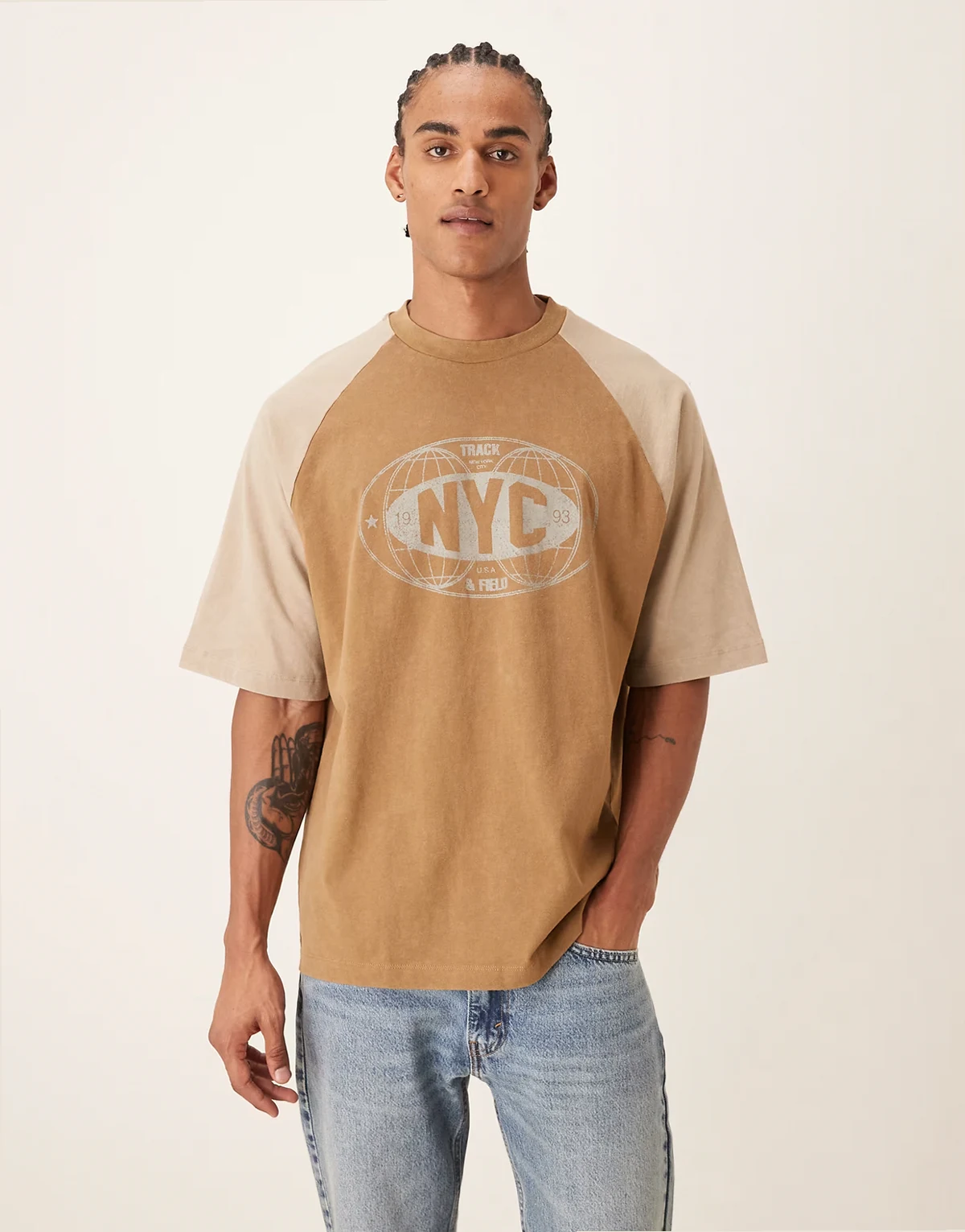 – Jasnobrązowy raglanowy T-shirt oversize z grafiką z napisem „NYC”